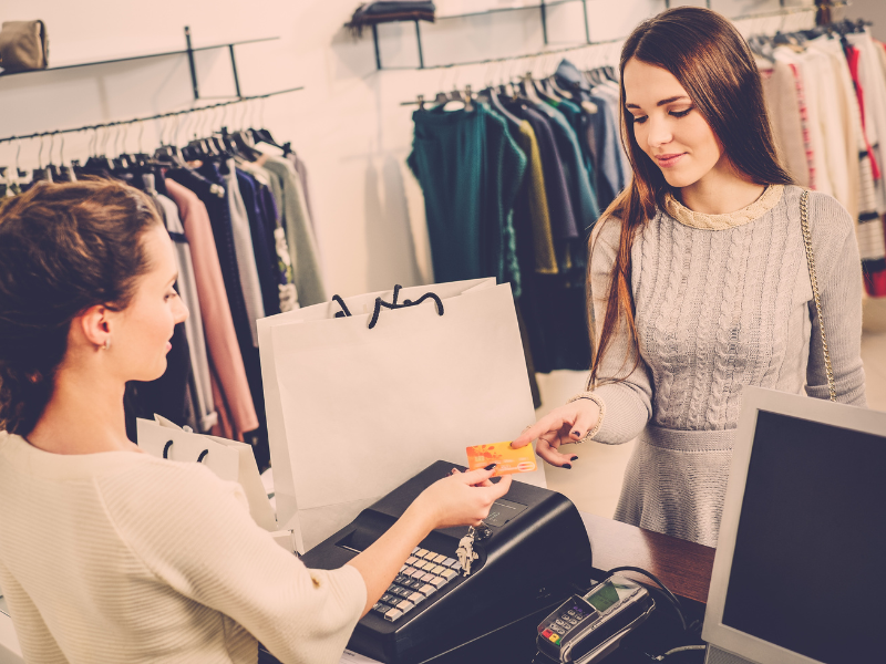 como abrir uma loja de roupas femininas física